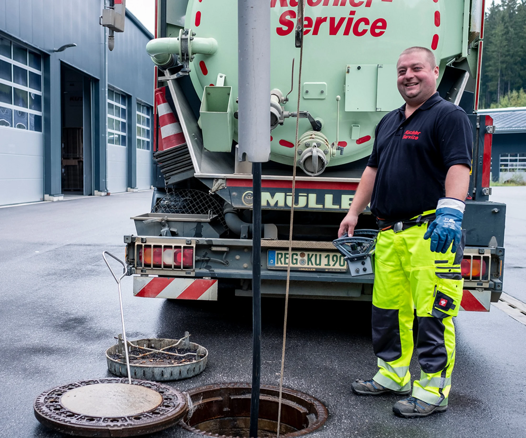 Kanalreinigung mit Spülfahrzeug in Mülheim-Kärlich